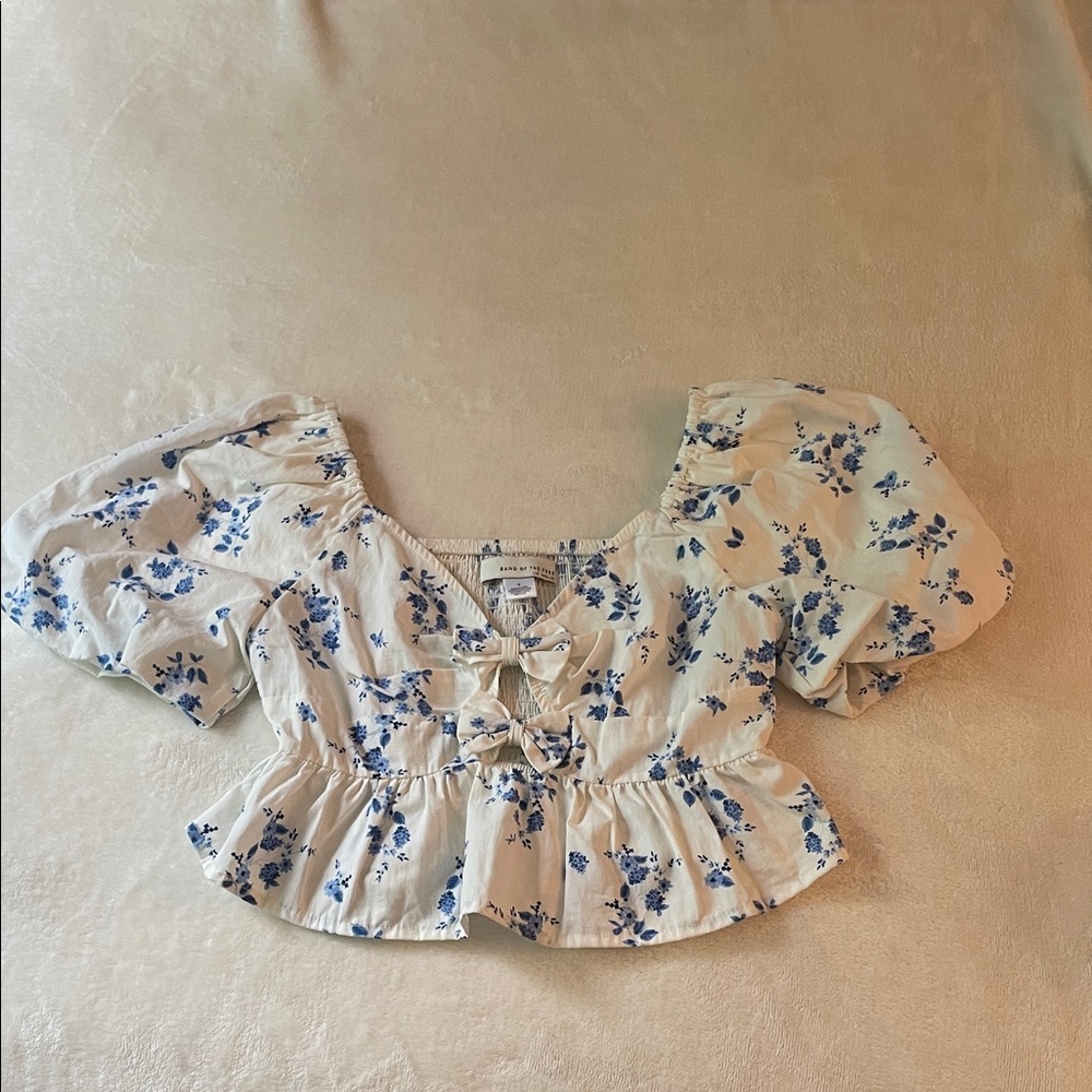 3 for $25! Band of the Free White with Blue Florals Puff Sleeve Crop Top,‎ small